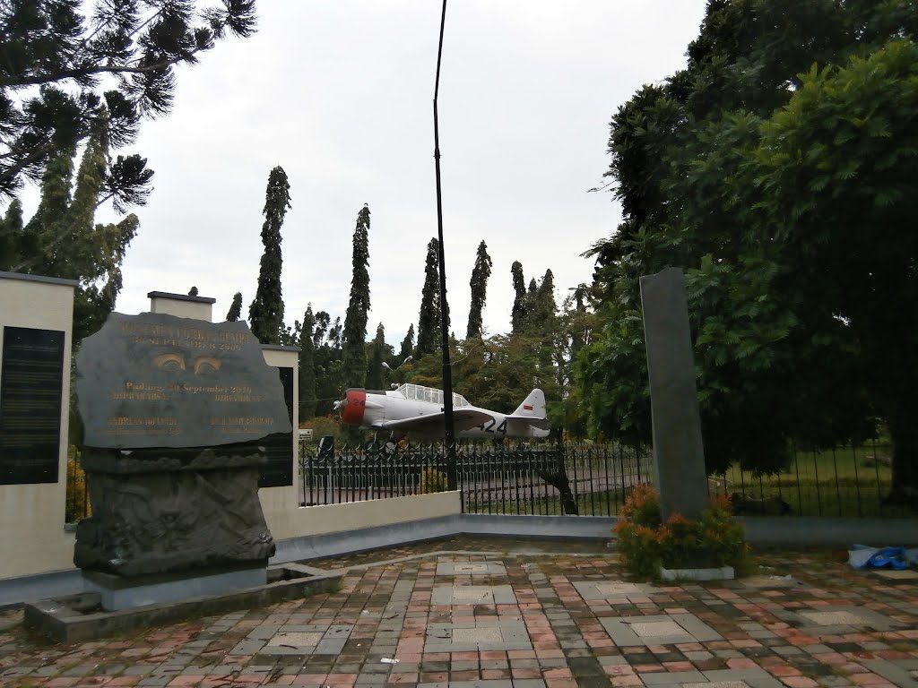 Monumen Korban Gempa by Hermit S Parwoto