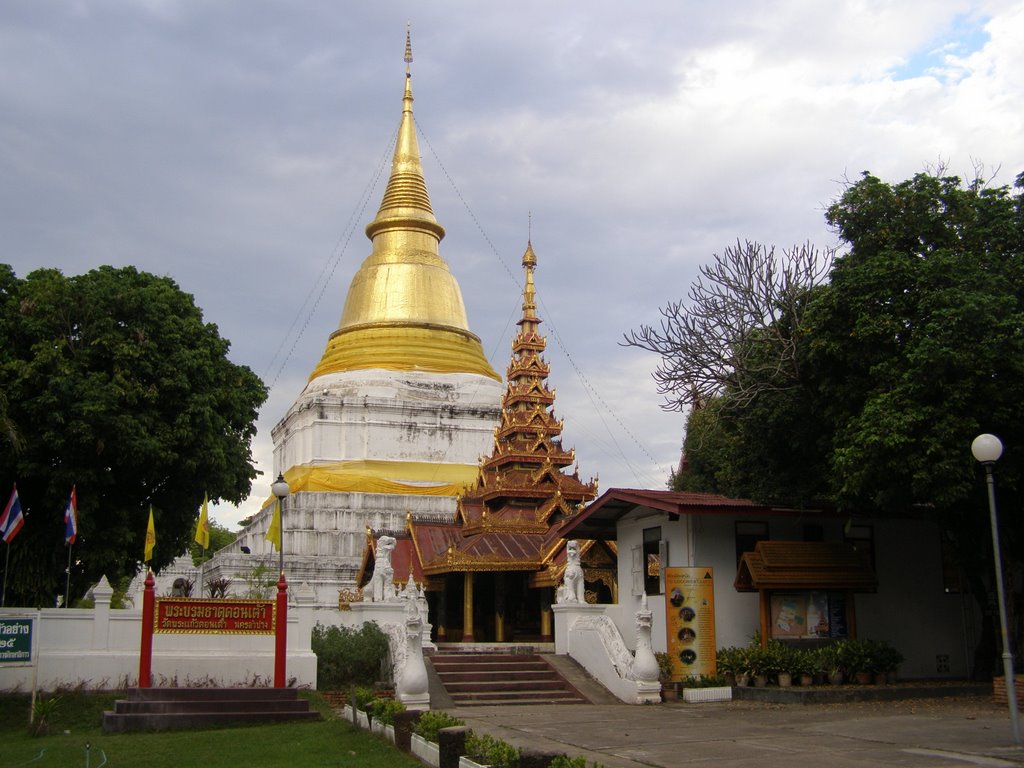 อำเภอเมืองลำปาง wat Phra Kaew Don Tao by Chamrat Charoenkhet