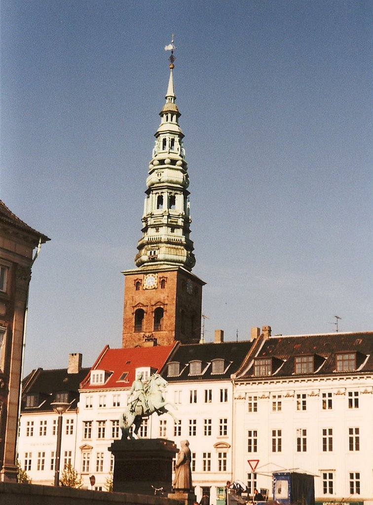 Turm der Nicolaikirche und das Absalon-Denkmal by B.W.