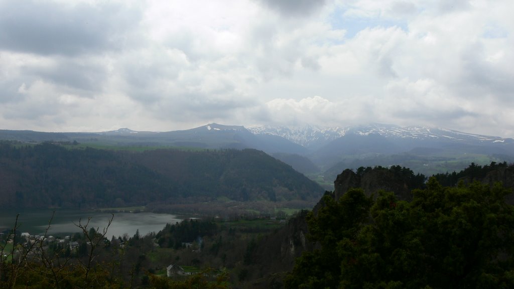 Lac de Chambon (Puy-de-Dôme) by Naru Kenji