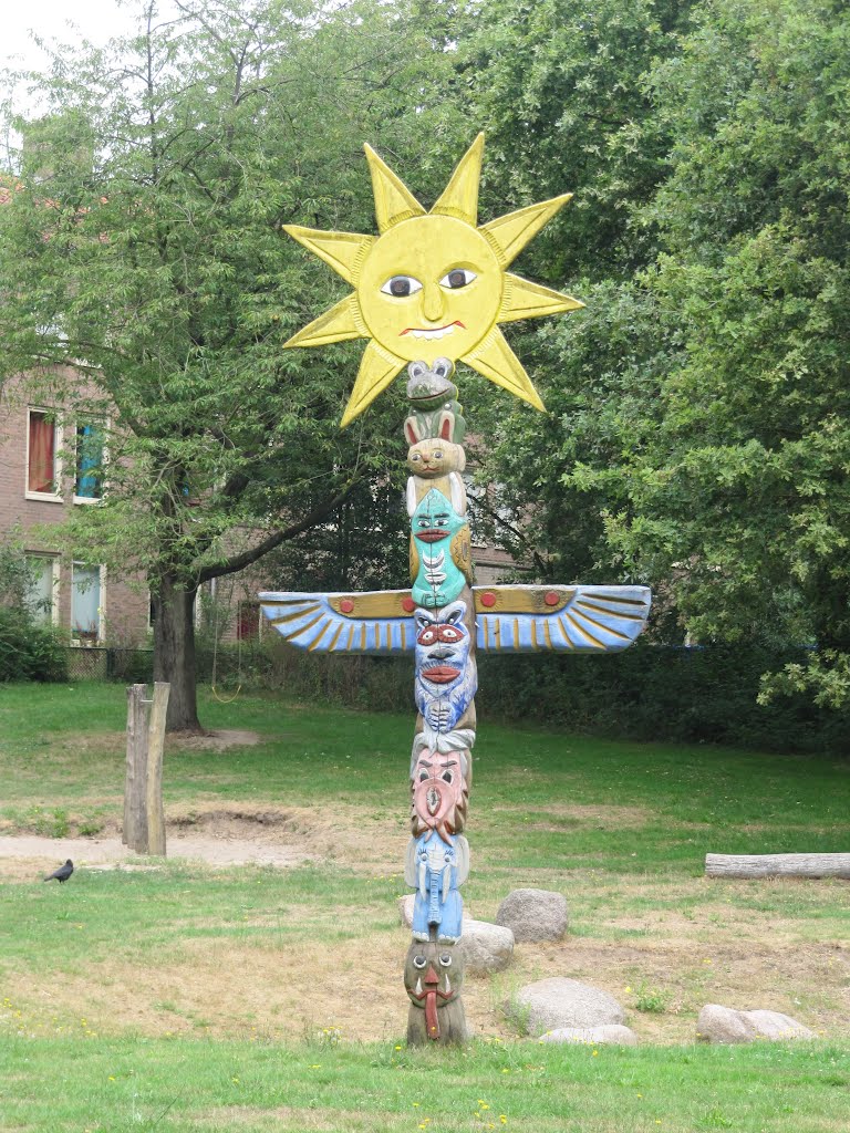 Totem pole in the park between Surinamelaan and Curaçaolaan by Willem Nabuurs