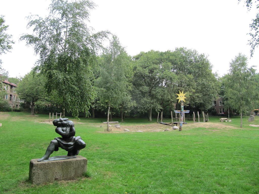 Statue 'Gehurkte vrouw met kind' (Crouched woman with child) created by Nic Jonk at the Curaçaolaan by Willem Nabuurs