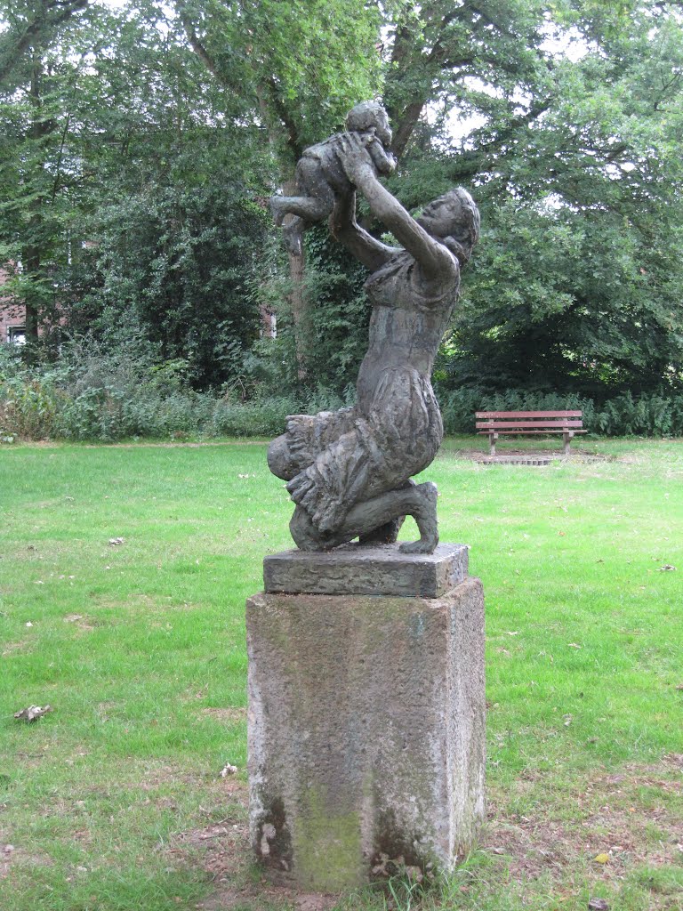 Statue 'Moedervreugde' (Mother's happiness) created by Ruth Brouwer at the Kapelweg by Willem Nabuurs