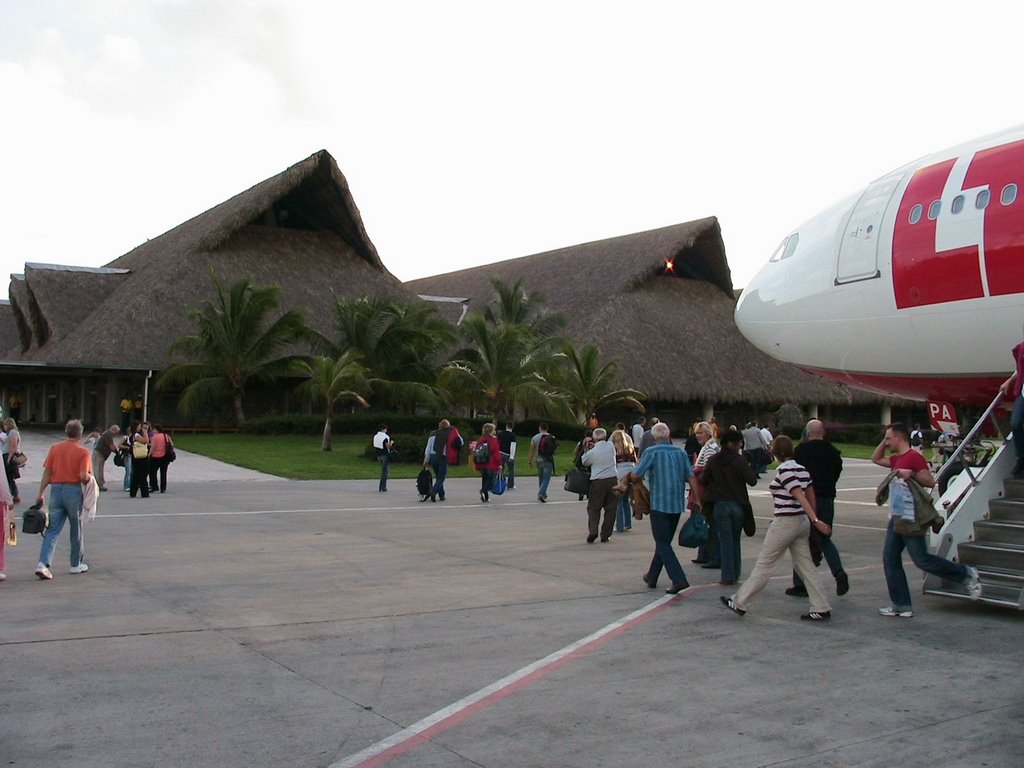 Airport Punta Cana, Dominik rep.2007 by BobCecil