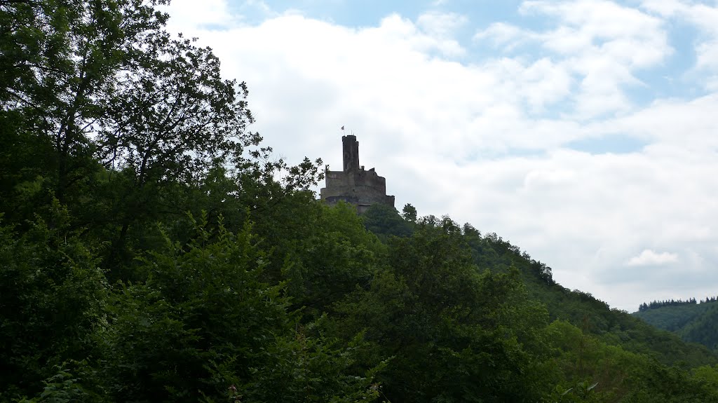 Blick vom Traumpfad auf die Ehrenburg by Ralf Van Kaleme