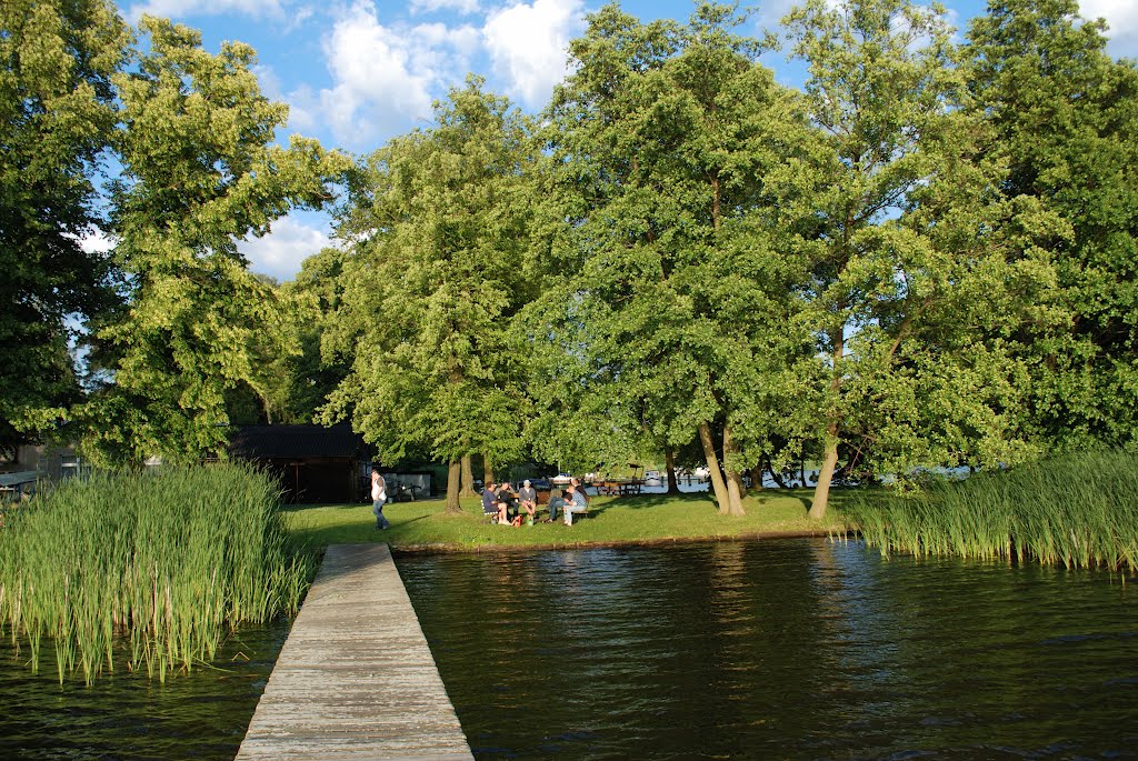 Steg des Ruderclubs Zernsdorf by Thomas Bauckmeier