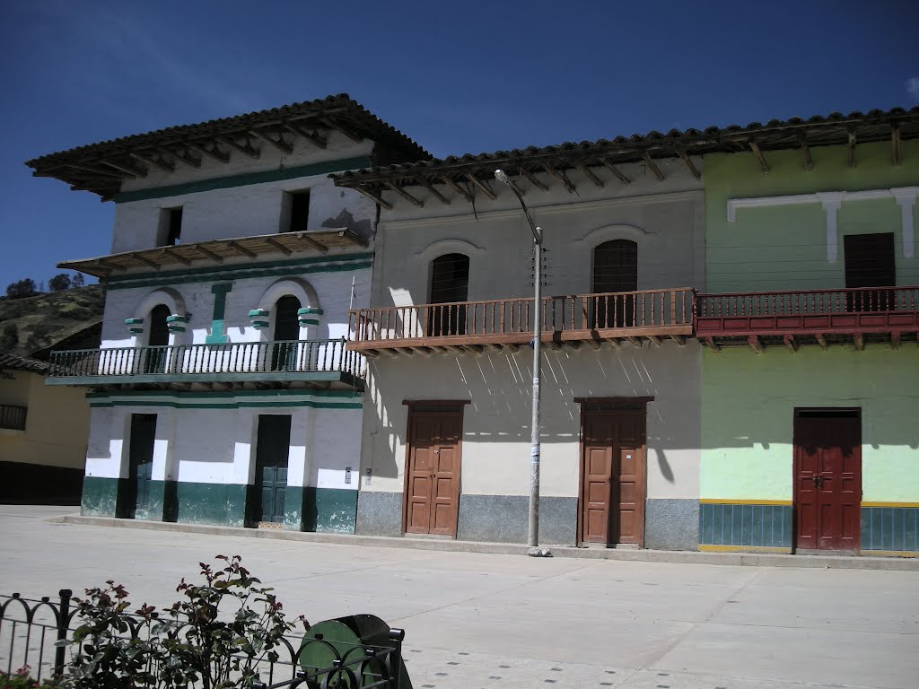 MACHE - PERÚ (Bellos balcones - Plaza de Armas de Mache) by Guillermo Ibáñez Cabrera