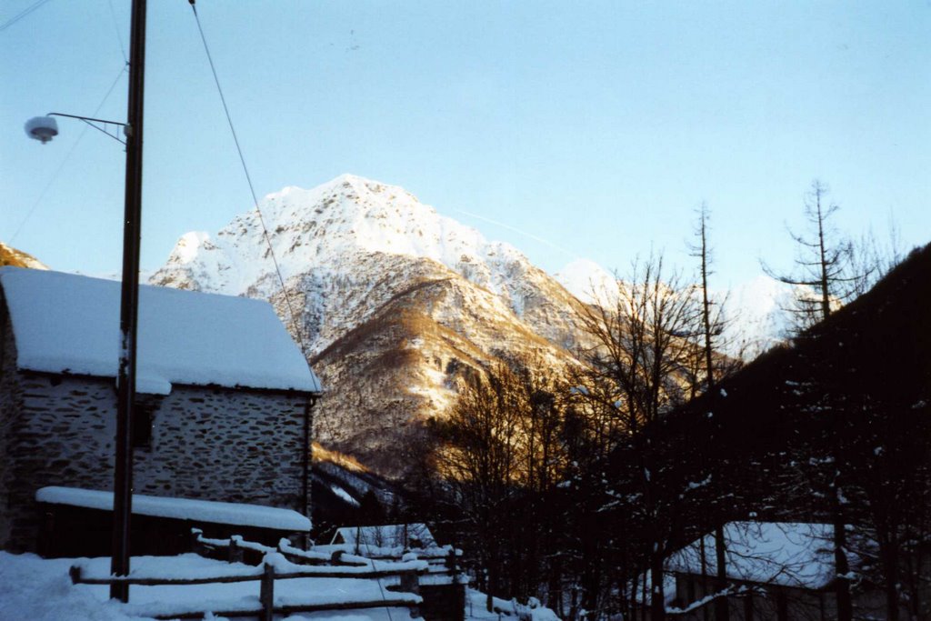 Sonogno im Winter, Tessin, 2001 by Hunsruecker