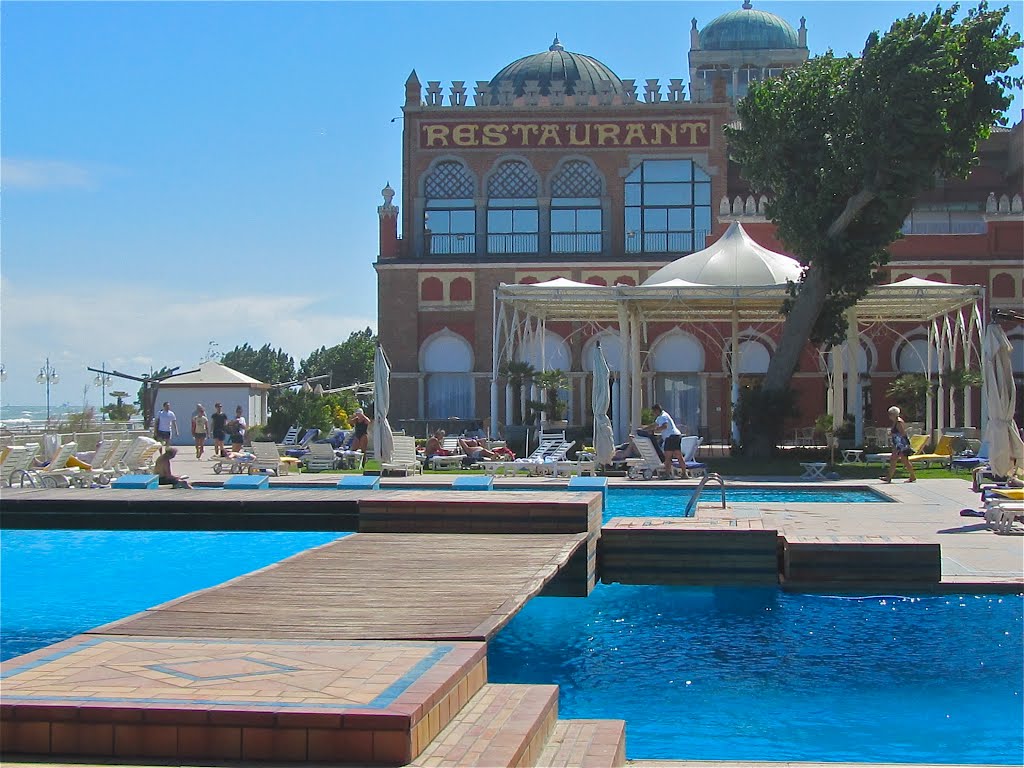 Lido di Venezia, piscina del hotel Excelsior by daniel wilk