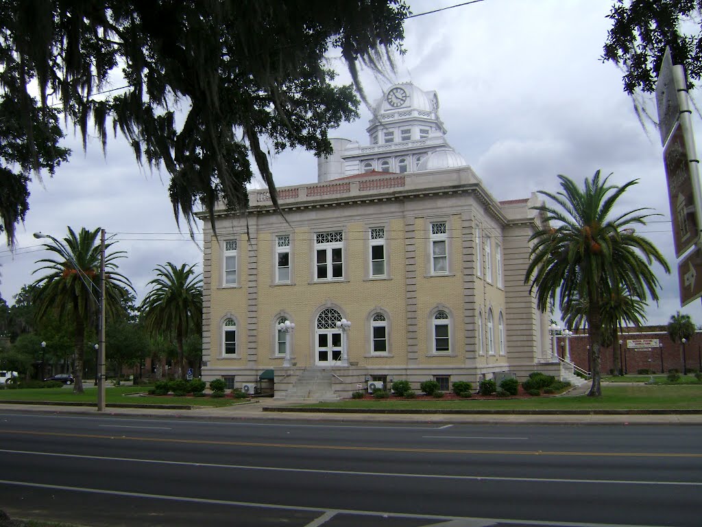 Northside view of Madison County Courthouse by mriveraz