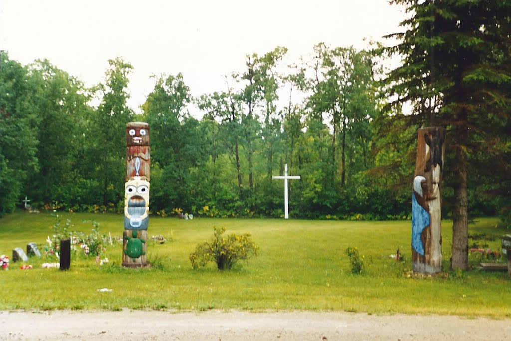 Anishinaubag cemetery with totem poles by arbornet