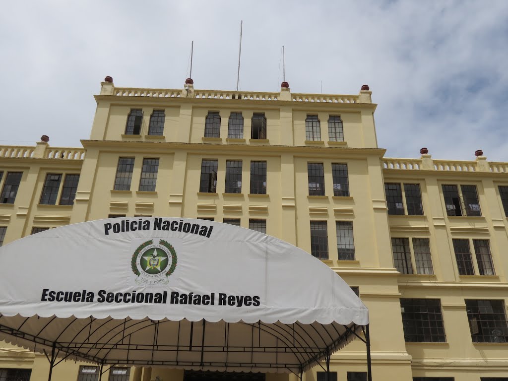 Edificio Central de la Escuela Rafael Reyes by Digital Tiger