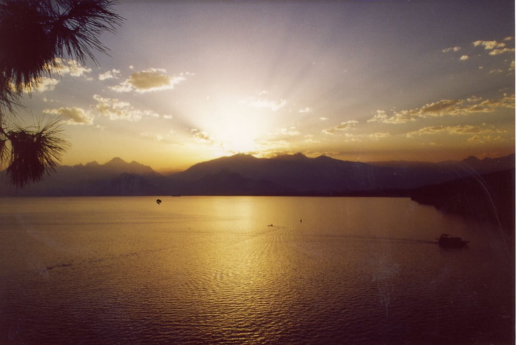 Antalya; Sonnenuntergang über dem Taurusgebirge by B.W.