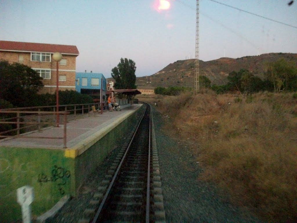 La via y pasajeros esperando al tren en el apeadero by pintatrenes