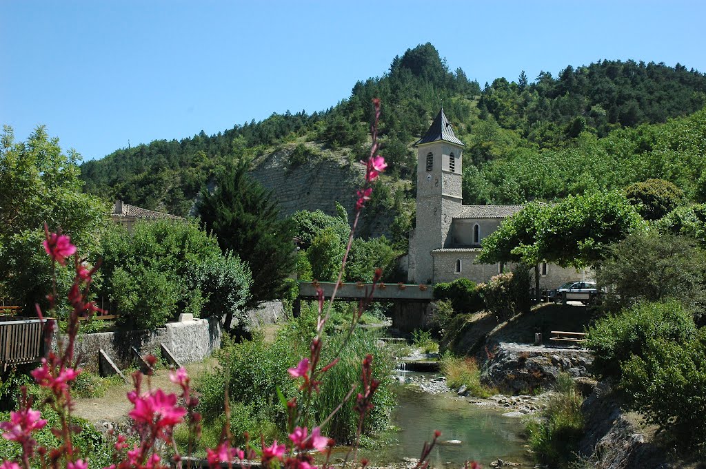 Au milieu coule une rivière. by leterrier bernard