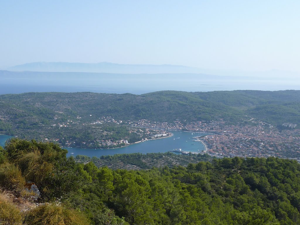 Blick über Vela Luka, dahinter Hvar & Biokovo by wolf1000