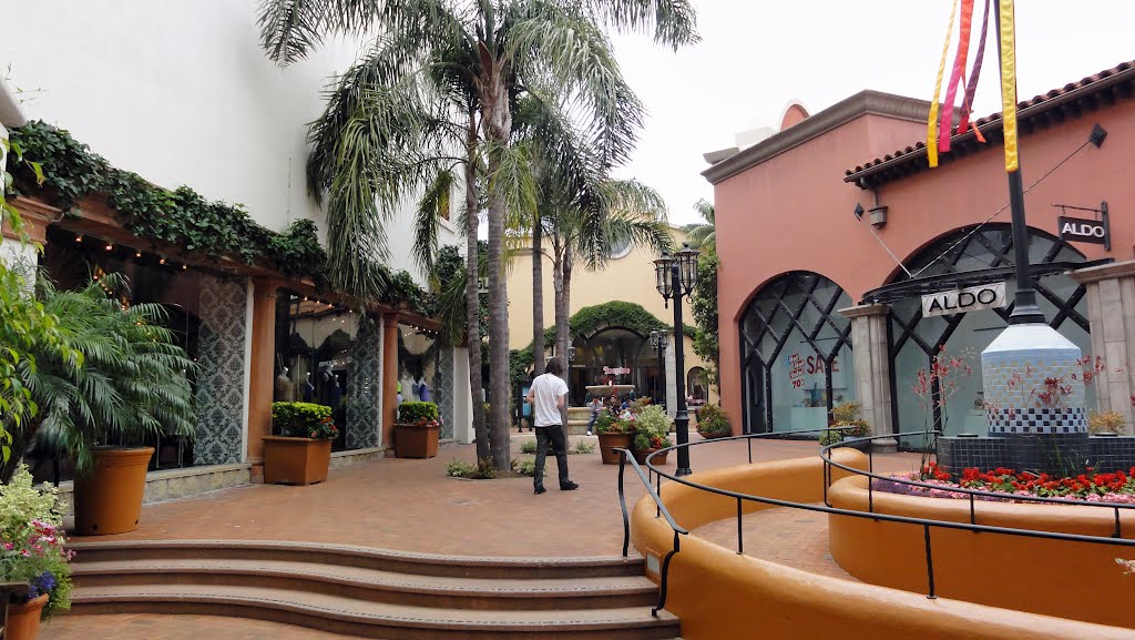 Paso Nuevo Mall, Santa Barbara by yvr101