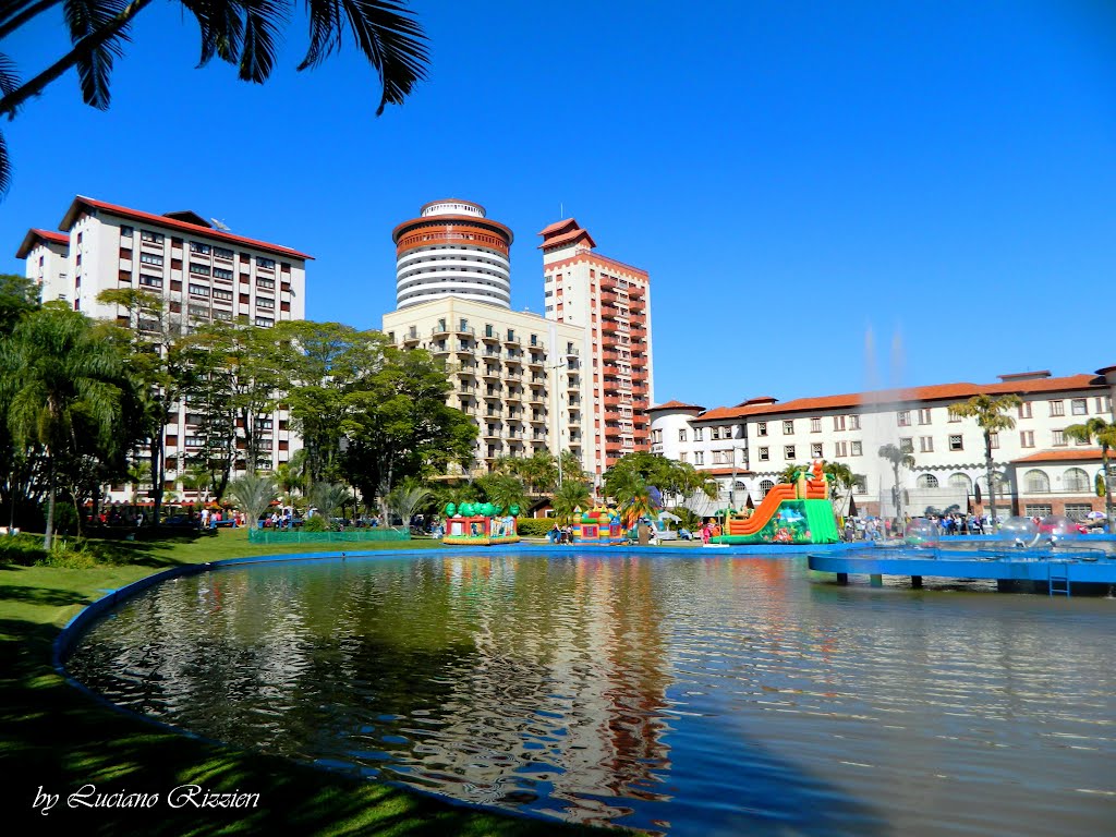 Vista da Praça em Águas de Lindóia sp -Foto:Luciano Rizzieri by Luciano Rizzieri