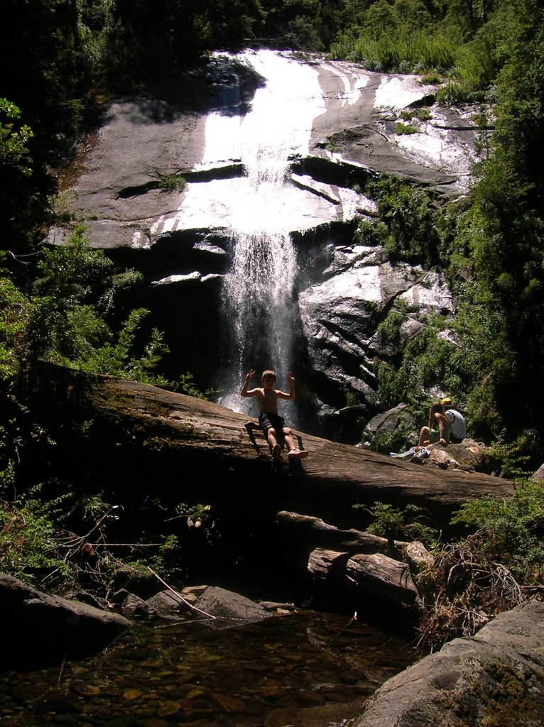 Salto Nido de Aguila - Parque HUERQUEHUE by Marco Arru