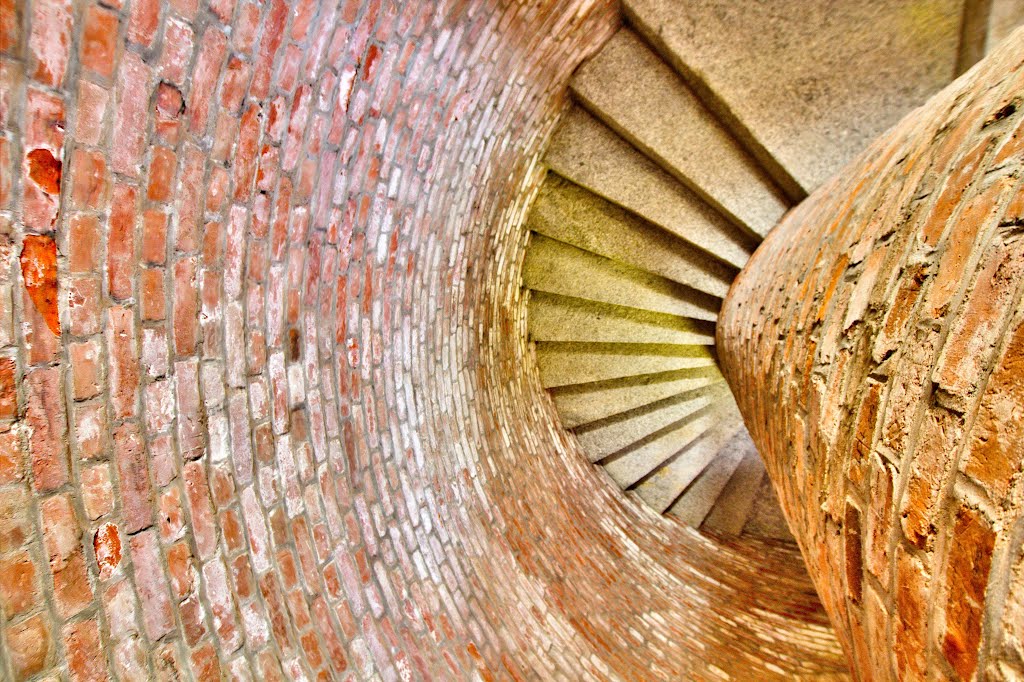 Treppenhaus im Leuchtturm von Amrum by Karstens B.lick-Punkte