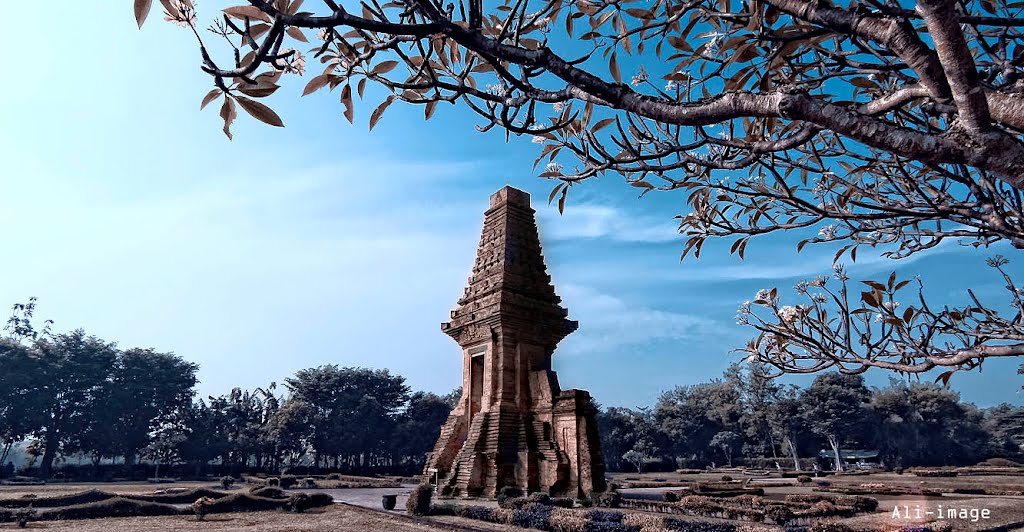 Bajang Ratu Temple (Queen Bajang gate) by achsanto ali