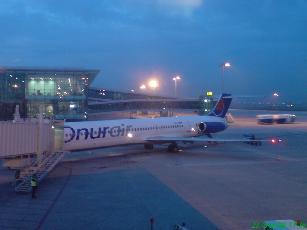 Onur Air in Adnan Menderes Airport by Canberk Eren