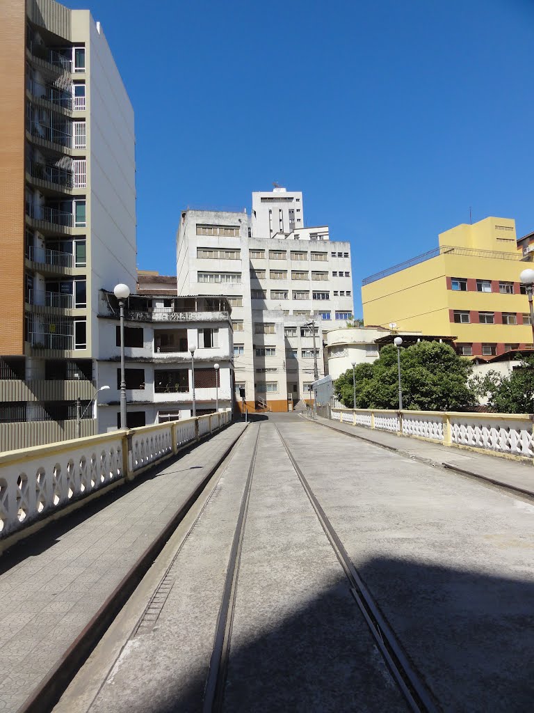 Viaduto Caramuru com antiga linha de bonde - Vitória - Espírito Santo - Brasil by Paulo Yuji Takarada