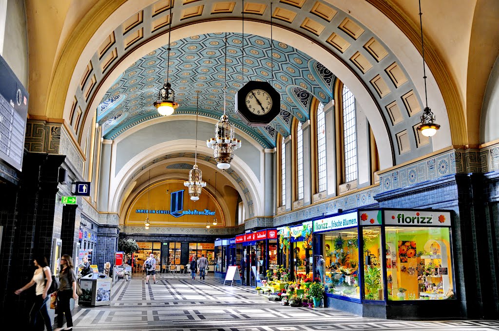 Bahnhof - Görlitz by CHARMING PICTURES - Reportage- und Reisefotog