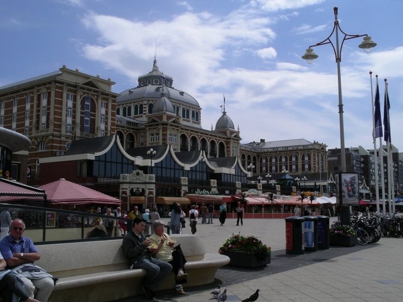 Blick zum Kurhaus / Scheveningen by Helmut Garnjost