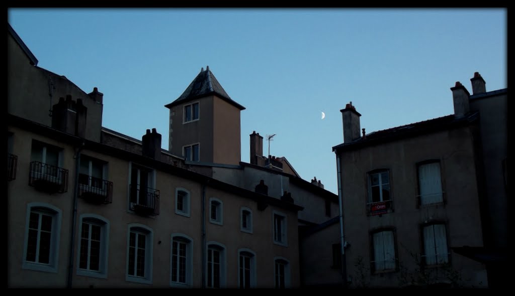 La Lune et les maisons nancéiennes by GuillaumeWie