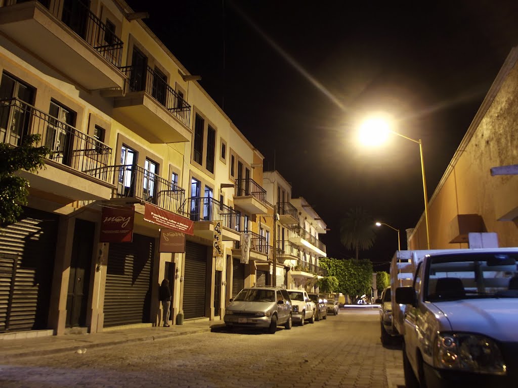 Calle Centenario Nocturna by Ricardo Contreras Sustaita