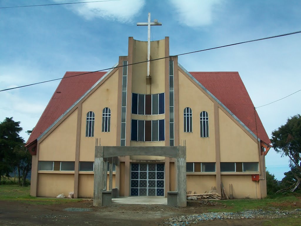 Iglesia Nueva de la Trinidad en el Cerro de la Muerte by Tony Castillo.