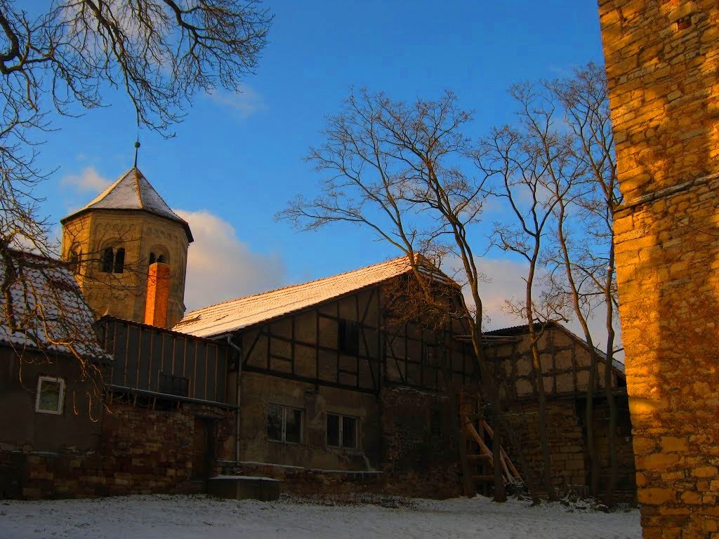 Apsis des Klosters und Klosterturm Sankt Wigbert hinter schönen alten Fachwerkscheunen. by waldwind