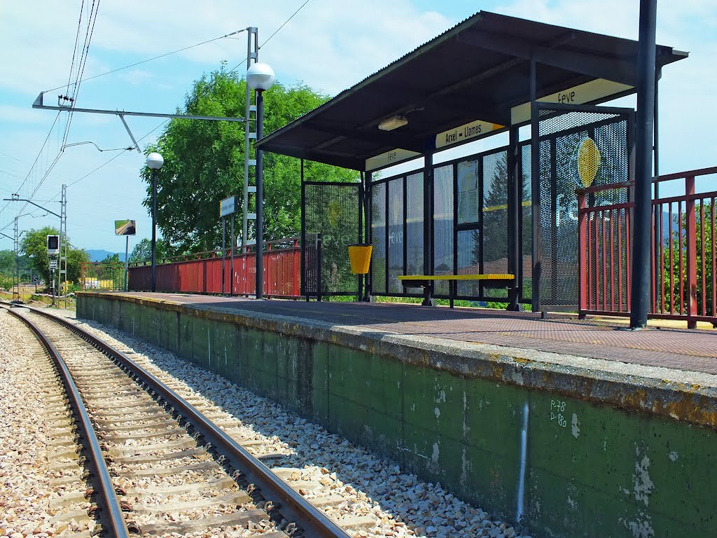 Apeadero de F.E.V.E. (Ferrocarriles Españoles de Vía Estrecha), en Llames, Nava. Principado de Asturias. by Valentín Enrique