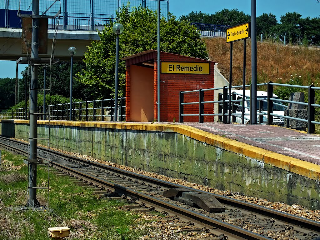 Apeadero de F.E.V.E. (Ferrocarriles Españoles de Vía Estrecha), en El Remedio, Nava. Principado de Asturias. by Valentín Enrique