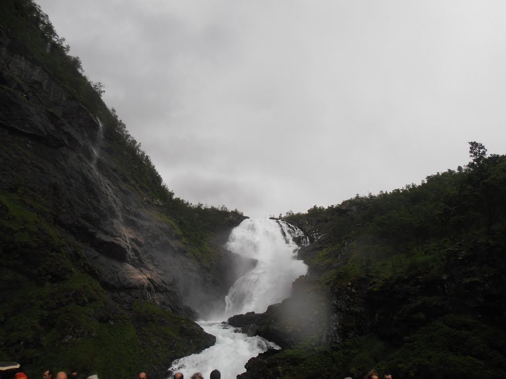 Kjosfossen (Fervenza do río Kjos) by Elcorty