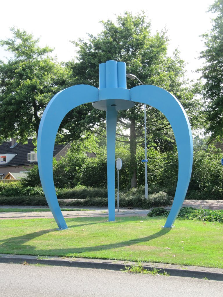 Sculpture "Blauwe Appel" (Blue apple) at De Dom by Willem Nabuurs