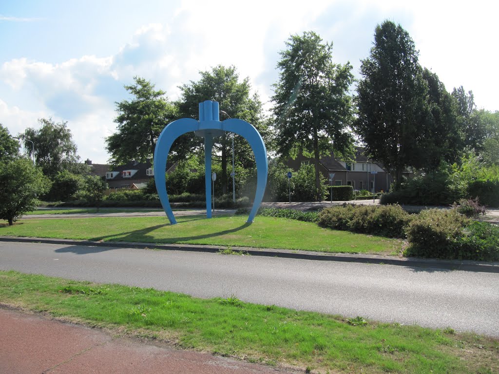 Sculpture "Blauwe Appel" (Blue apple) at De Dom by Willem Nabuurs