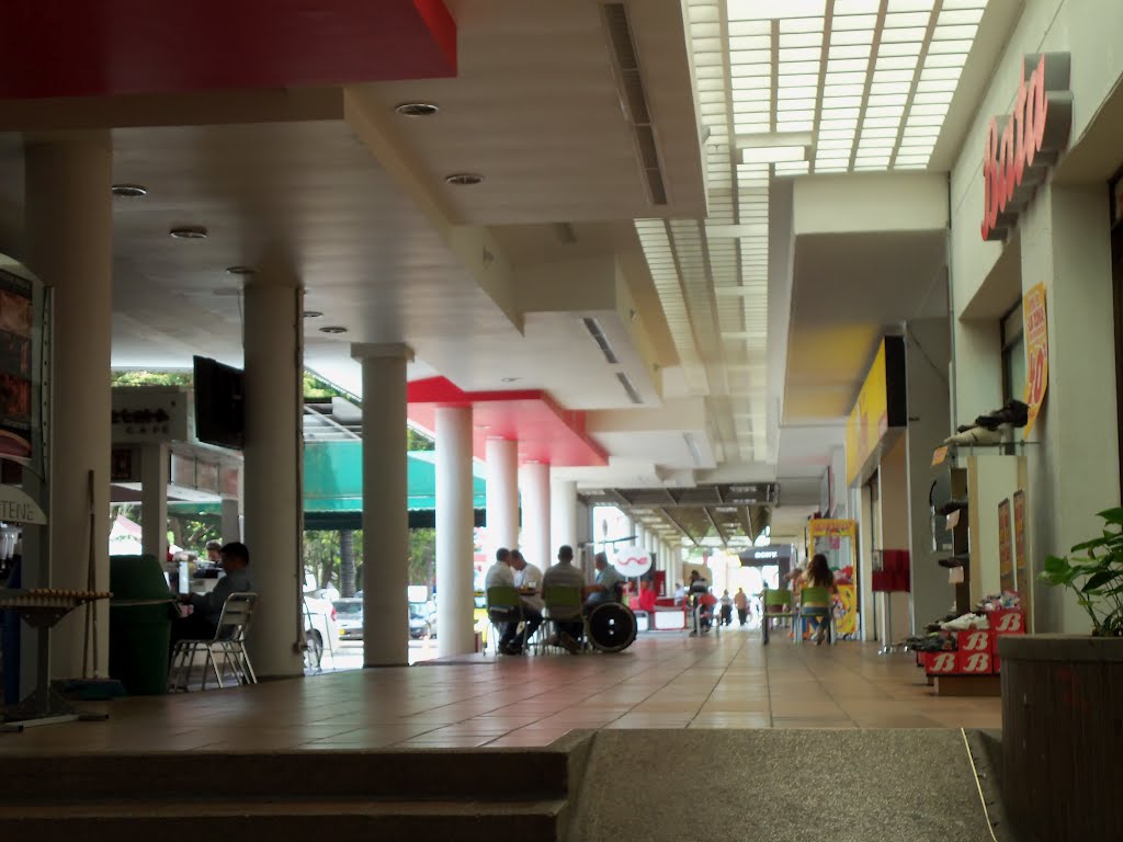 Exterior y parte mall de comidas en centro comercial LA 14 de pereira by ORLANDO/42