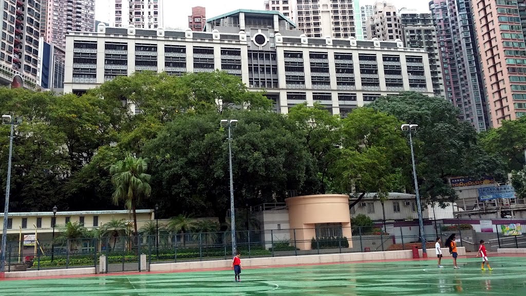 香港西環－醫院道佐治五世紀念公園看西營盤社區綜合大樓 by DDTai