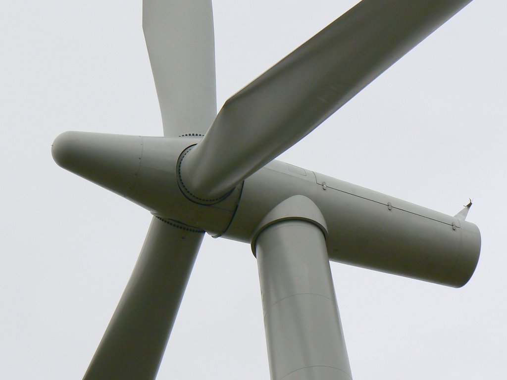 Wind turbine hub and blades, Westmill Farm, Watchfield by Brian B16