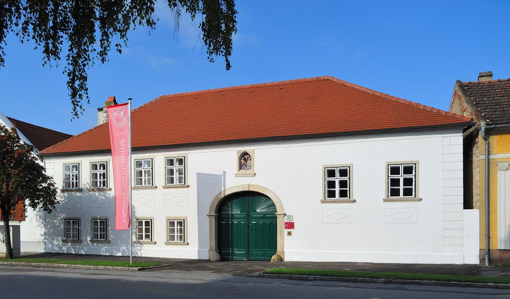 Hauptstraße 52, Winden am See by Robert Heilinger