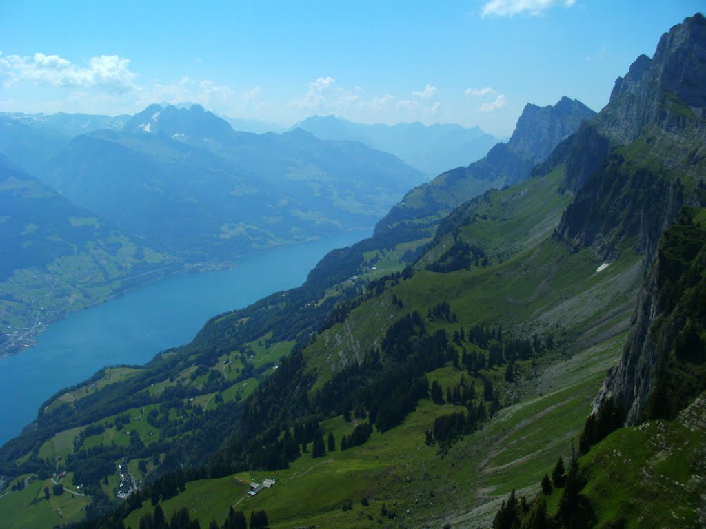 Blick vom Churfirsten Schnüerliweg auf den Walensee by topweg.ch