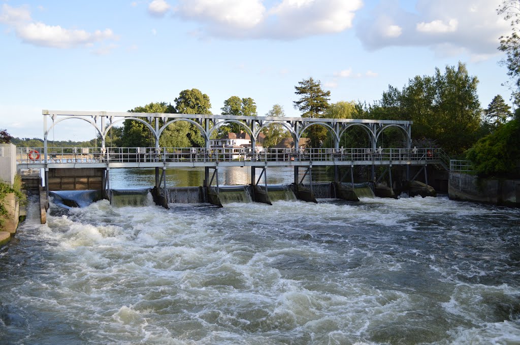 Weir at Marsh lock with fish ladder on the left by xodi