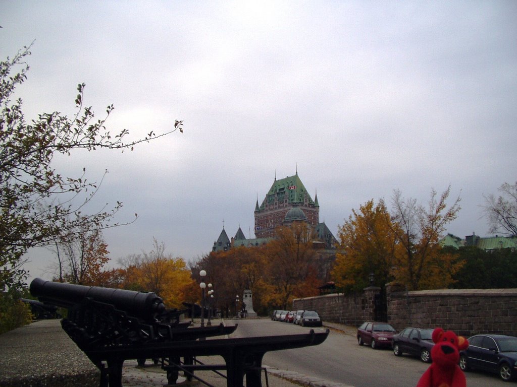 Checking out the cannons by le Chateau Frontenac by Snuttig