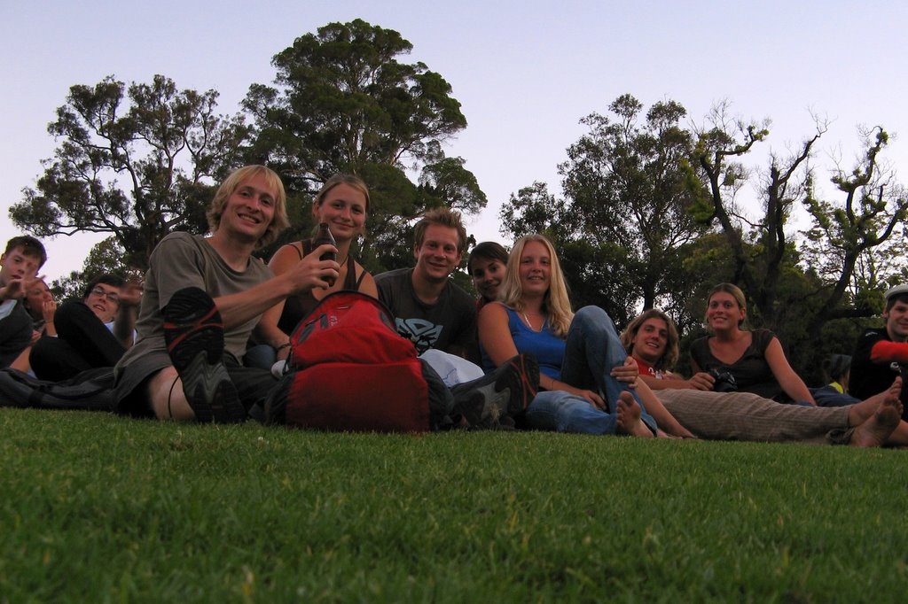 Moonlightcinema in den Botanischen Gärten unter Sternenhimmel auf einer riesen Leinwand eine Komödie schauen und noch eigene Getränke und Speisen mitbringen dürfen... was will man mehr by steffen häuser