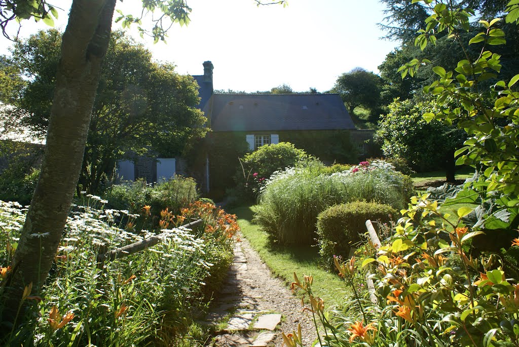 Jardin et maison de Jacques Prévert. by Bernard DUPONT