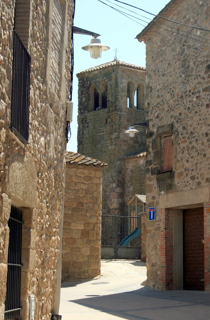 Sul - Al fondo la iglesia de Sant Gení - Casavells - Corçà by santiul