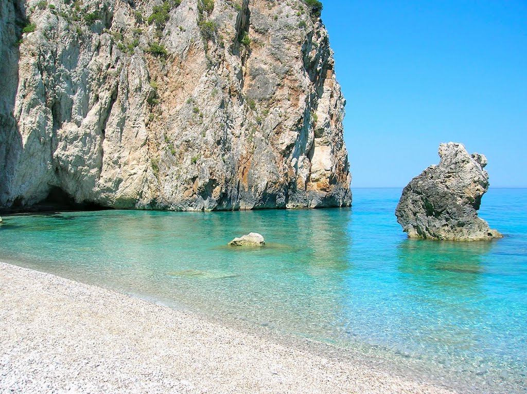 GLI SCOGLI CHE CHIUDONO LA SPIAGGIA by GIORGIO FIORENTINI