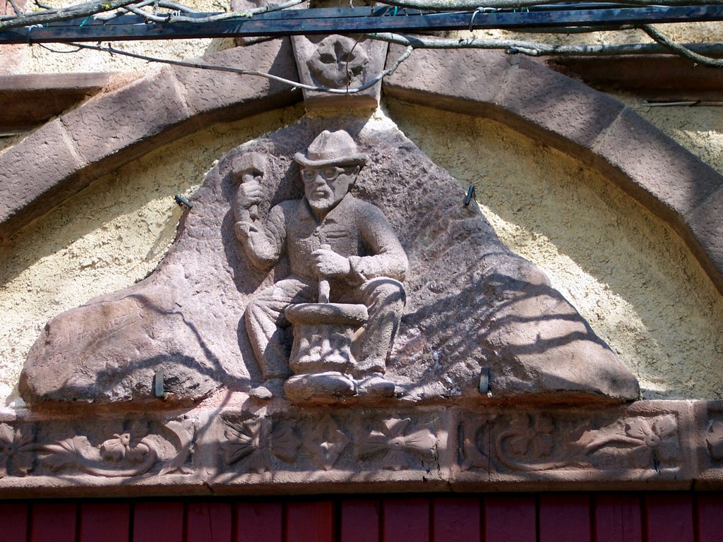 Sculpture sur façade à BELMONT/RANCE by Jean THIERS